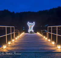 fileadmin/roha/images_galerie/brauchtum/Weihnachten-Laternenzauber-Anger/BR-WEIH-HOE-LA-2016-11-26-1706-01-D-roha-Brauchtum-Weihnachten-Hoeglwoerth-See-Anger-Laternenzauber-Engel.png