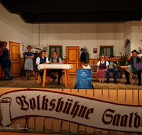 fileadmin/roha/images_galerie/orte_landschaft/Saaldorf/Theater/Theater-Saaldorf-2023/SAAL-THEAT-2023-2021-04-D-roha-Saaldorf-Theater-Bierkur.png