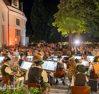 fileadmin/roha/images_galerie/orte_landschaft/Bad-Reich-Kurgarten-Beleuchtung/BAD-REI-KURGARBEL-2019-2228-D-roha-Bad-Reichenhall-Kurgarten-Beleuchtung-Musikkapelle-Feldkirchen.png