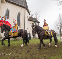 fileadmin/roha/images_galerie/brauchtum/Leonhardiritt/Traunstein-Georgiritt/BR-PFRI-TRAUNST-2015-1119-01-Droha-Brauchtum-Pferdeumritt-Georgiritt-Traunstein-Ettendorfer-Kircherl.png