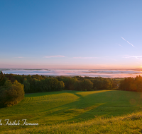 fileadmin/roha/images_galerie/stimmung-Sonne/Sonnenaufgang/CHIE-SEIS-STIM-0003-D-roha-Chiemsee-Chiemgau-Stimmung-Sonnenaufgang-Nebel-Seiser-Alm.png