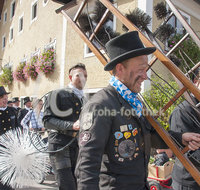 fileadmin/roha/images_galerie/orte_landschaft/Piding/Piding-Feste-Theater-usw/PID-KAMIN-1406-02-D-roha-Piding-Aktion-Kaminkehrer-Zylinder-Leiter.jpg