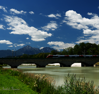 fileadmin/roha/images_galerie/orte_landschaft/Freilassing/FREIL-EISENB-0-0021-D-roha-Freilassing-Zug-Eisenbahn-Bruecke-Hoch-Staufen-Zwiesel-Saalach.png