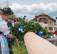 fileadmin/roha/images_galerie/brauchtum/Maibaum/Anger-Hoeglwoerth/BR-MAIB-ANG-2017-1326-02-D-roha-Brauchtum-Maibaum-Anger-Trachtendirndl-Girlande.png