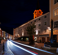 fileadmin/roha/images_galerie/orte_landschaft/Teisendorf/Teisendorf-Markt/TEI-MA-NA-0005-5-D-roha-Teisendorf-Marktstrasse-Marienbrunnen-Nachtaufnahme.png