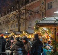 fileadmin/roha/images_galerie/orte_landschaft/Freilassing/FREIL-FUSSG-WEIH-0020-1714-D-roha-Freilassing-Fussgaengerzone-Christkindlmarkt-Weihnachten.jpg