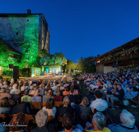 fileadmin/roha/images_galerie/orte_landschaft/Laufen/Theater-Salzachhalle-Salzachfestspiele/LAUF-TRIEB-POLT-2026-2774-D-roha-Laufen-Triebenbach-Salzachfestspiele-Polt.jpg