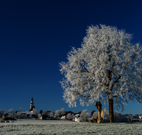 fileadmin/roha/images_galerie/kirche_religion/Teisendorf/KKKM-WEIL-KOTH-30-5269-D-roha-Wegkreuz-Weildorf-Kothbruenning-Winter.png