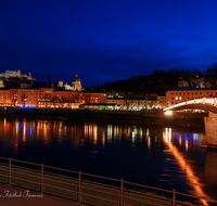 fileadmin/roha/images_galerie/orte_landschaft/Salzburg/Nacht-Salzburg/SA-ALTST-NACHT-MAK-0004-1700-D-roha-Salzburg-Altstadt-Festung-Makartsteg-Nacht-Weihnachten-Salzach.png