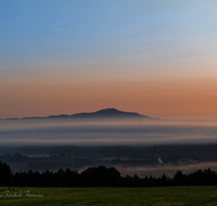 fileadmin/roha/images_galerie/orte_landschaft/Teisendorf/IN-LANDS-Teisendorf/STIM-TEI-GRAF-0003-D-roha-Stimmung-Teisendorf-Nebel.png
