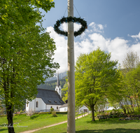 fileadmin/roha/images_galerie/orte_landschaft/Anger/Aufham/AUF-0012-10-D-roha-Aufham-Anger-Dorfplatz-Maibaum-Kirche.png