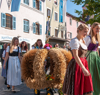 fileadmin/roha/images_galerie/brauchtum/Erntedank-Drischleg/BR-ERNTED-2016-1104-05-D-roha-Brauchtum-Erntedank-Teisendorf-Prozession-Marktstrasse.png