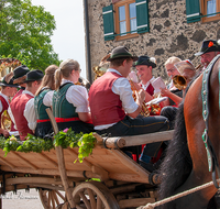 fileadmin/roha/images_galerie/brauchtum/Leonhardiritt/Holzhausen_01/Holzhausen-Ritt-2019/BR-PFRI-HOLZ-2019-1057-02-D-roha-Brauchtum-Pferdeumritt-Leonhardiritt-Holzhausen-Teisendorf-Musikkapelle.png