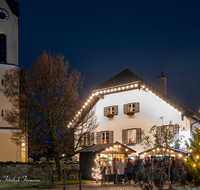 fileadmin/roha/images_galerie/orte_landschaft/Piding/Piding-Feste-Theater-usw/PID-PET-PL-CHRI-0001-1707-D-roha-Piding-Petersplatz-Christkindlmarkt.png