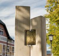 fileadmin/roha/images_galerie/architektur-Haeuser/TEI-MA-CREU-0004-D-roha-Teisendorf-Stele-Bronze-Creuse.png