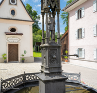 fileadmin/roha/images_galerie/orte_landschaft/Teisendorf/IN-Achthal/TEI-ACHT-0012-02-D-roha-Teisendorf-Achthal-Kapelle-Brunnen-Statue.png