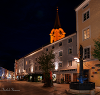 fileadmin/roha/images_galerie/orte_landschaft/Teisendorf/Teisendorf-Markt/TEI-MA-NA-0005-7-D-roha-Teisendorf-Marktstrasse-Marienbrunnen-Nachtaufnahme.png