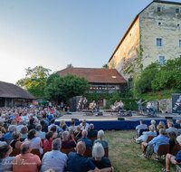 fileadmin/roha/images_galerie/orte_landschaft/Laufen/Theater-Salzachhalle-Salzachfestspiele/LAUF-TRIEB-AUFAWORT-2026-3259-D-roha-Laufen-Triebenbach-Salzachfestspiele-AufAWort.jpg