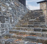 fileadmin/roha/images_galerie/orte_landschaft/Teisendorf/IN-Achthal/TEI-ACHT-IND-0014-D-roha-Teisendorf-Achthal-Industrie-Mauer-Treppe.png