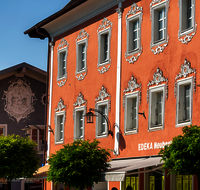 fileadmin/roha/images_galerie/orte_landschaft/Waging/WAG-0033-D-roha-Waging-am-See-Markt-Platz-Fassade.png