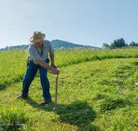 fileadmin/roha/images_galerie/Landwirtschaft/LANDW-HAND-SENS-NEUK-1-1109-3-D-roha-Landwirtschaft-Sense-Neukirchen.jpg