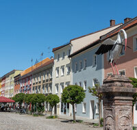 fileadmin/roha/images_galerie/orte_landschaft/Tittmoning/TITTM-0020-0-3437-D-roha-Tittmoning-Stadtplatz-StorchenBrunnen.jpg