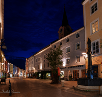 fileadmin/roha/images_galerie/orte_landschaft/Teisendorf/Teisendorf-Markt/TEI-MA-NA-0005-3-D-roha-Teisendorf-Marktstrasse-Marienbrunnen-Nachtaufnahme.png