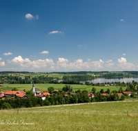 fileadmin/roha/images_galerie/orte_landschaft/Waging/WAG-GAD-0002-D-roha-Waging-See-Gaden-Kirche-Wiese-Panorama.png