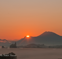 fileadmin/roha/images_galerie/orte_landschaft/Ainring/AINR-THUND-SO-AU-0010-D-roha-Ainring-Thundorf-Sonne-Sonnenaufgang-Stimmung-Gaisberg.png