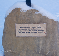 fileadmin/roha/images_galerie/kirche_religion/Ainring-Kreuzweg/KKKM-AINR-KR-12-DET-0005-1-D-roha-Kreuzweg-Ainring-Marmortafel-Inschrift-Stein-Schnee.png