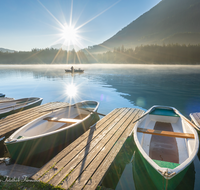 fileadmin/roha/images_galerie/orte_landschaft/Berchtesgaden/Ramsau/SON-AU-RA-HINT-0001-0749-02-D-roha-Sonnenaufgang-Ramsau-Hintersee-Boot.png